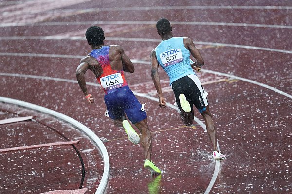 Strömender Regen am Schlusstag der Leichtathletik-WM. - © Oliver Weiken/dpa