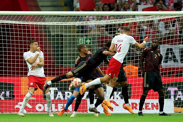 Jakub Kiwior traf per Kopf zum 1:0 für die Gastgeber aus Polen. - © Christian Charisius/dpa