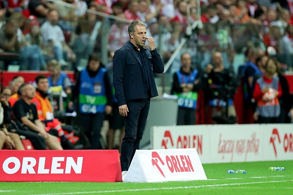 Hansi Flick verfolgte eine schwache erste Halbzeit der deutschen Nationalmannschaft. - © Christian Charisius/dpa