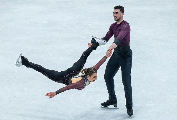 Annika Hocke (l) und Robert Kunkel belegten in Oberstdorf Platz acht. - © Peter Kneffel/dpa