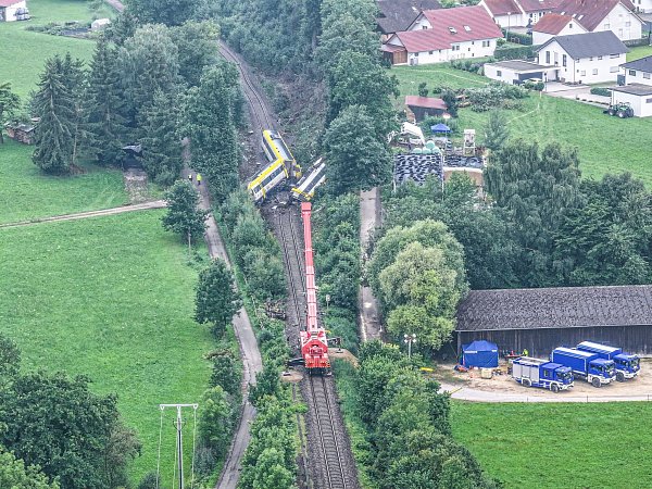 Ein Regionalexpress entgleist und reißt drei Menschen in den Tod. - © Jason Tschepljakow/dpa