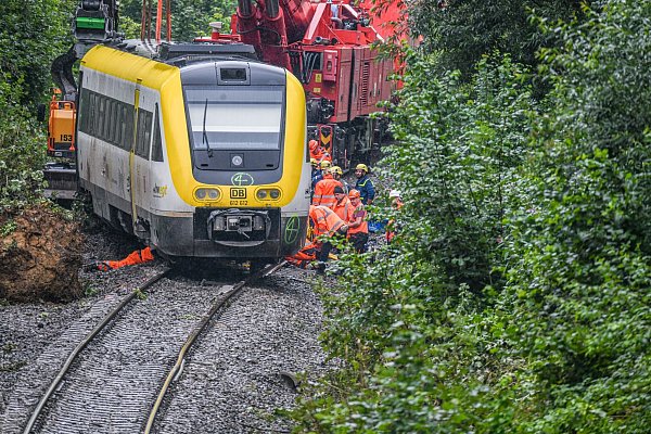 Mit einem Kran wird an der Unfallstelle, an der ein Regionalzug entgleist ist, gearbeitet. Ein Regionalexpress war am Sonntagabend (27.07.2025) in Riedlingen nach bisherigen Erkenntnissen infolge eines Hangrutsches entgleist. - © Jason Tschepljakow/dpa
