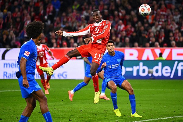 Loïc Badé (l) schaute erst beim Kopfball von Nicolas Jackson zu, traf später ins eigene Tor. - © Tom Weller/dpa