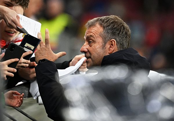 Bundestrainer Hansi Flick unterhielt sich vor dem Spiel mit den Fans. - © Federico Gambarini/dpa