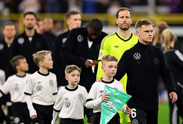 Kimmich soll die DFB-Elf in neuer, alter Rolle zur WM führen (Archivbild). - © Rolf Vennenbernd/dpa