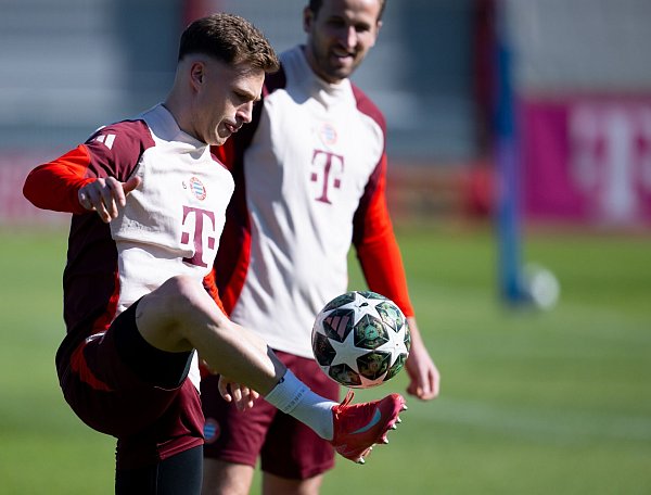 Bereit für Leverkusen: Joshua Kimmich (l) nach seiner Verletzungspause beim Bayern-Training. - © Sven Hoppe/dpa