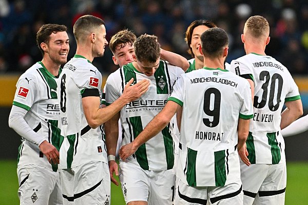 Philipp Sanders (M) erstes Bundesliga-Tor für die Borussia. - © Jan-Philipp Strobel/dpa