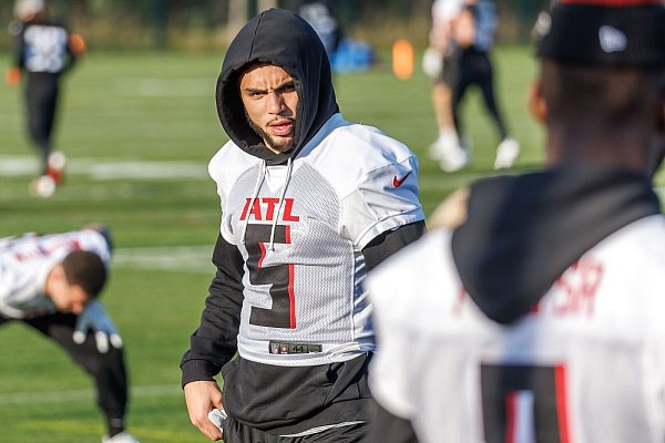 Warm eingepackt: Falcons-Wide-Receiver Drake London im Training. - © Andreas Gora/dpa