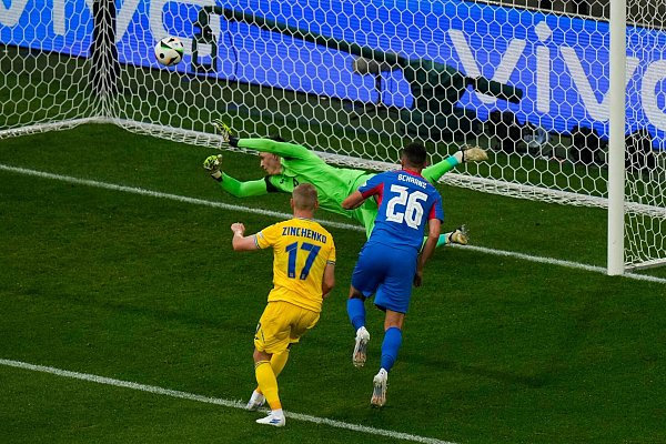 Ivan Schranz (r) brachte die Slowakei in Führung. - © Alessandra Tarantino/AP