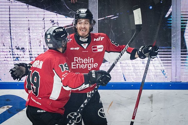Gregor MacLeod (r) bringt Köln in die Overtime. - © Marius Becker/dpa