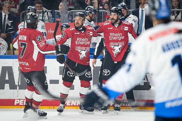 Kölns Brady Austin (l-r), Torschütze Moritz Müller und Alexandre Grenier jubeln nach dem Treffer zum 1:2. - © Marius Becker/dpa
