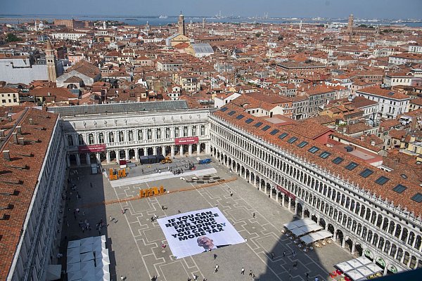 Greenpeace protestiert mit einem großen Transparent auf dem Markusplatz in Venedig gegen die Bezos-Hochzeit. - © Greenpeace/Greenpeace/AP/dpa
