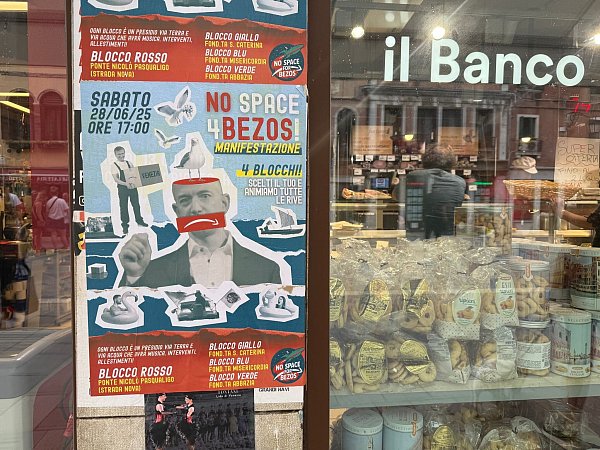 Auch an anderen Stellen wird gegen die Hochzeit protestiert. - © Christoph Sator/dpa