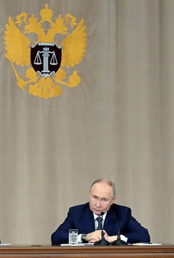 Kremlchef Putin im Obersten Gericht - einer der Richter ist wegen Korruption und Zuhälterei angeklagt. (Archivbild) - © Alexei Nikolsky/Sputnik/Pool Kremlin/AP/dpa