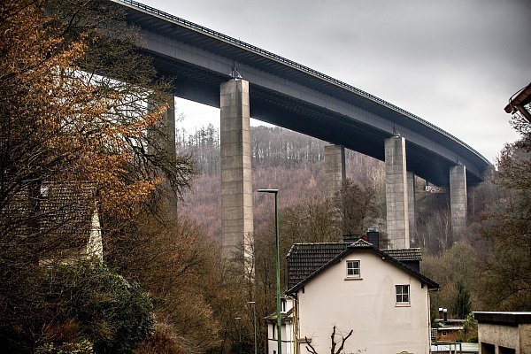 Die Talbrücke Rahmede war nicht mehr zu retten. - © Dieter Menne/dpa