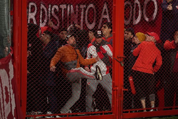 Wütende Fans: Bei der Copa Sudamericana kam es zu Auseinandersetzungen. - © Gustavo Garello/AP/dpa