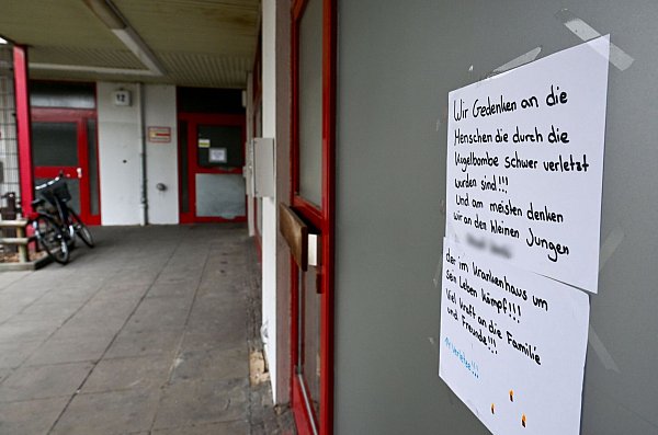 Anwohner drücken ihre Anteilnahme aus nach der Explosion einer Kugelbombe zu Silvester, die mehrere Menschen zum Teil schwer verletzt hat. - © Jens Kalaene/dpa