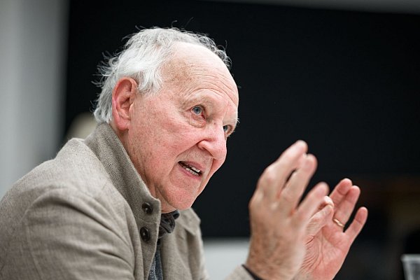 Dass er kein Smartphone besitze, will Werner Herzog (83) nicht als Statement missverstanden wissen - altmodisch und gegen Technik sei er keineswegs. - © Henning Kaiser/dpa