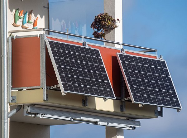 Die Energienutzung aus Wind- und Solarkraft ist 2023 auf dem höchsten je registrierten Stand. (Archivbild) - © Stefan Sauer/dpa