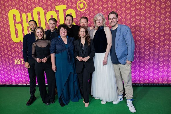 Der "Ghosts"-Cast bei der Premiere in Köln. - © Rolf Vennenbernd/dpa