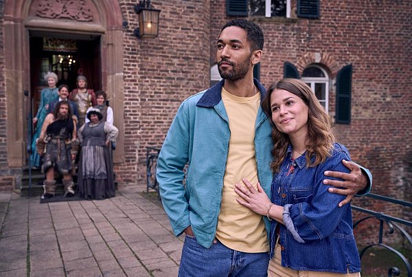 Emma und Felix haben gespenstische Untermieter. - © Frank Dicks/WDR/BBC Studios/dpa