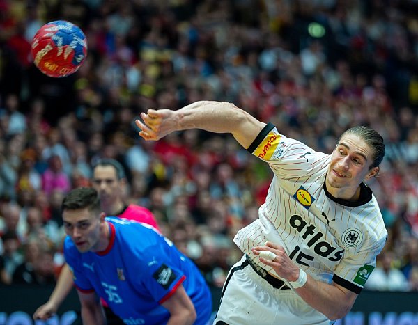 Juri Knorr ist Deutschlands bester Spieler in der ersten Halbzeit. - © Soeren Stache/dpa