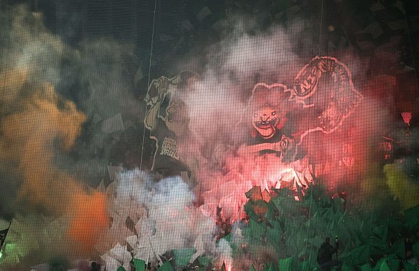 Während der Partie wurde massiv Pyrotechnik gezündet. - © Christian Charisius/dpa