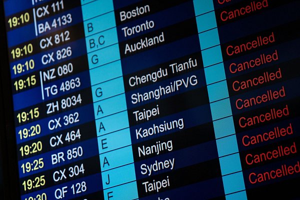 Am Flughafen in Hongkong fielen Hunderte Flüge aus. - © Vernon Yuen/Nexpher via ZUMA Press Wire/dpa