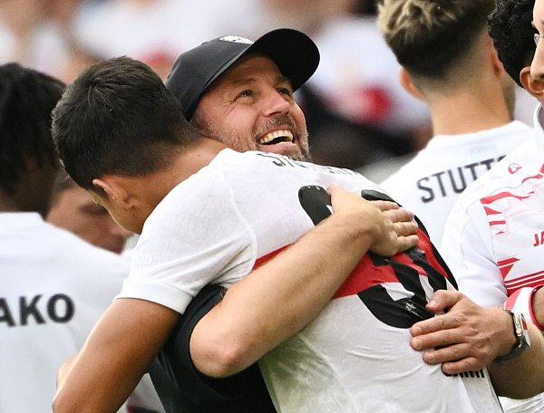 Trainer und Torschütze: Sebastian Hoeneß umarmt Matchwinner Chema Andrés - © Marijan Murat/dpa