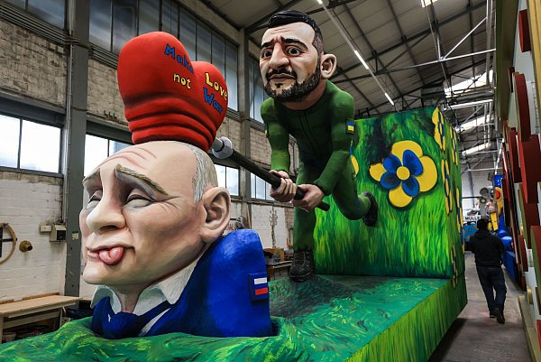 Auf einem der Wagen versucht der ukrainische Präsident Wolodymyr Selenskyj, dem russischen Präsidenten Wladimir Putin die Botschaft «Make Love not War» einzuhämmern. - © Oliver Berg/dpa