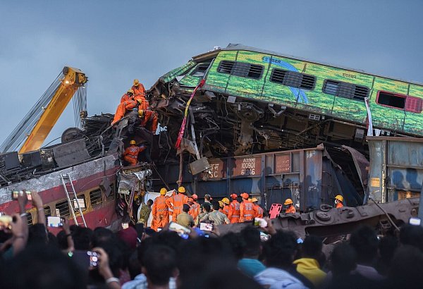 Drei Züge waren laut Behörden an dem Unfall beteiligt, der sich in einer ländlichen Gegend im Bezirk Balasore, gut 200 Kilometer südwestlich von Kolkata, am Freitag gegen 19 Uhr Ortszeit (15 Uhr MESZ) ereignete. - © Javed Dar/XinHua/dpa