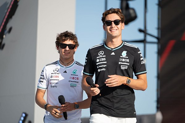 George Russell (r) und Kimi Antonelli haben von Mercedes noch keine offizielle Zusage für 2026. - © Markus Lenhardt/dpa