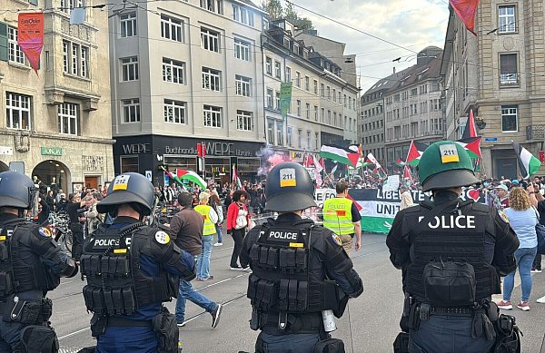 Die Polizei ging zunächst von 300 Teilnehmenden aus. - © Aleksandra Bakmaz/dpa