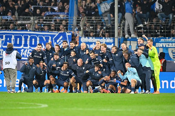 Nach dem Spiel posierte der neue VfL-Coach mit seinen Spielern vor den Fans. - © Ulrich Hufnagel/dpa
