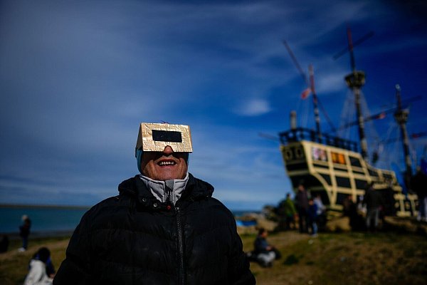 Spezielle Brillen sind wichtig, um eine Sonnenfinsternis zu beobachten. - © Natacha Pisarenko/AP/dpa