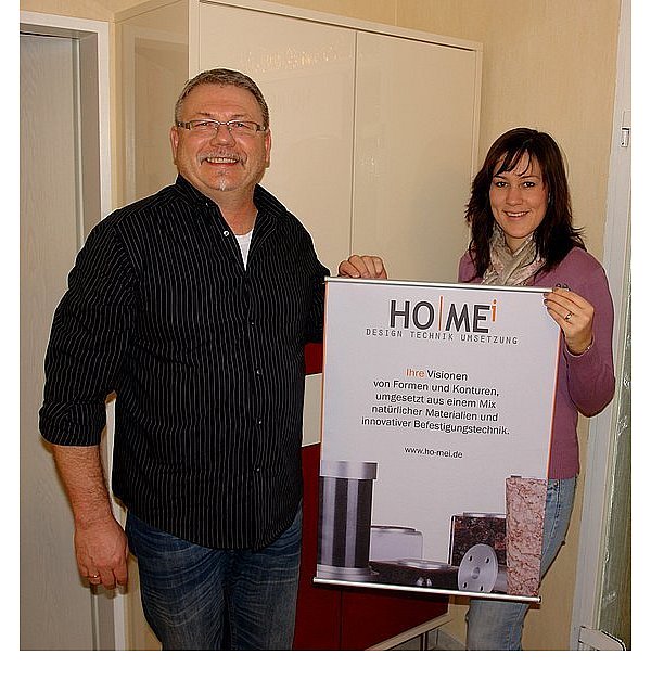 Horst Meier und Angelina Becker wollen die Firma "Homei" als Design- und Technikspezialist in der Möbelbranche etablieren. Meiers Möbelfüße aus Naturstein sind eine Neuheit. Den Schrank im Hintergrund baute der Tischler selbst. - © FOTO: NILS BERGEMANN