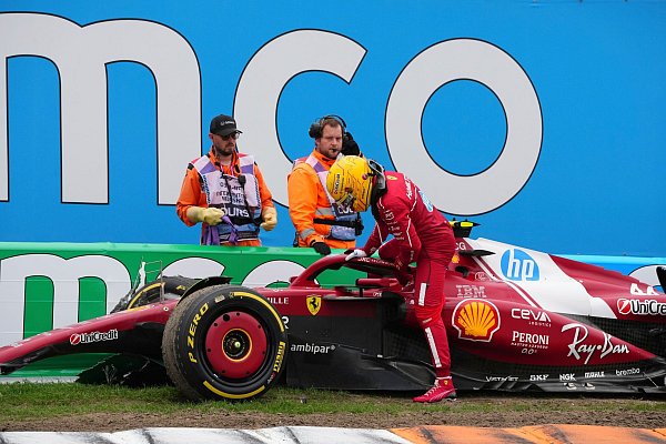 Lewis Hamilton steigt frustriert aus seinem Ferrari aus. - © Peter Dejong/AP/dpa
