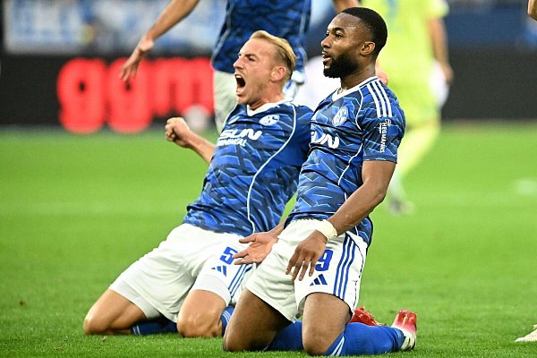 Starke Schalker bejubeln einen perfekten Saisonstart. - © Bernd Thissen/dpa