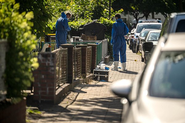Die Einsatzkräfte untersuchen den Tatort nach Spuren der Auseinandersetzung. - © Sina Schuldt/dpa