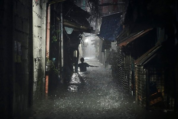 Auf den Philippinen sind Dutzende Provinzen betroffen sowie die Hauptstadt Manila. - © Aaron Favila/AP/dpa