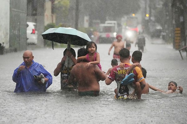 Mehr als eine Million Menschen sind von den Überschwemmungen auf den Philippinen betroffen. - © Aaron Favila/AP/dpa