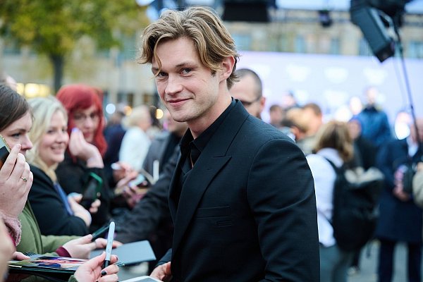 Damian Hardung spielt den Schulschwarm James Beaufort. (Archivbild) - © Annette Riedl/dpa