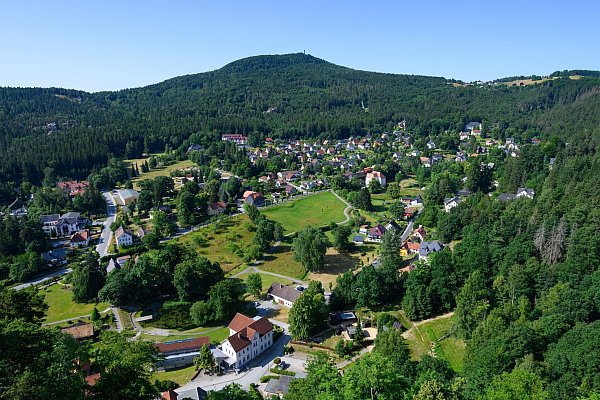 Zittauer Gebirge: Blick von der Festung und dem Kloster Oybin auf den gleichnamigen Kurort an der Grenze zu Tschechien und Polen, im Hintergrund ist der Hochwald zu sehen. (Archivbild) - © Robert Michael/dpa
