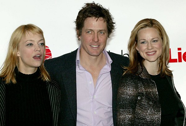 Ein Bild aus vergangenen «Romcom»-Zeiten: Hugh Grant mit Laura Linney und Heike Makatsch (links). (Archivbild) - © Ursula Düren/dpa