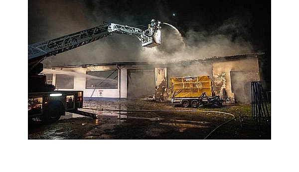 Großbrand in Bad Oeynhausen zerstört Baustoffhandel - © Bad Oeynhausen