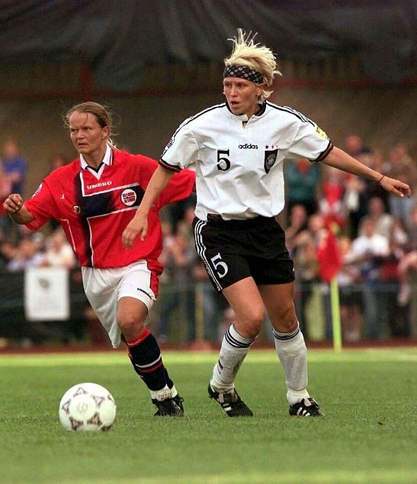 Doris Fitschen (r) galt als eine der besten Spielerinnen ihrer Generation. - © Stringer/dpa