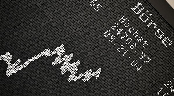 Um die Börse machen die meisten Menschen in Deutschland einen Bogen. (Archivbild) - © Arne Dedert/dpa