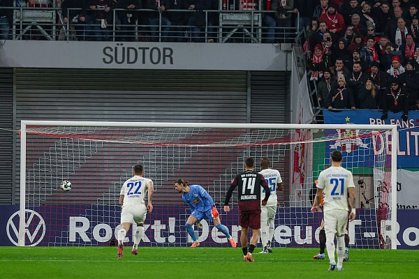 Silas Gnaka (1. FC Magdeburg) trifft per Elfmeter zum 0:1 - © Jan Woitas/dpa
