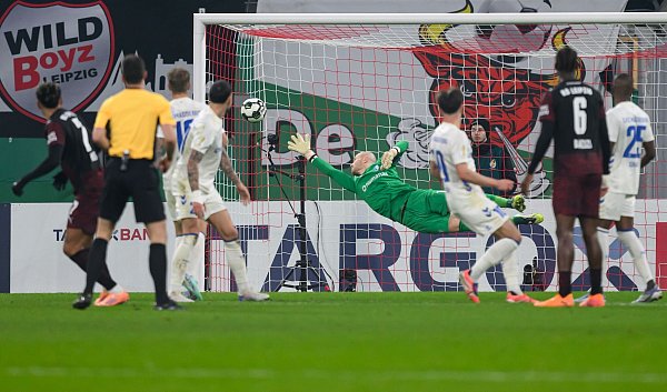 Antonio Nusa (RB Leipzig, l) trifft zum 1:1. - © Hendrik Schmidt/dpa