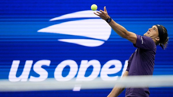 Zverev wehrte im zweiten Durchgang einen Satzball gegen sich mit seinem Aufschlag ab. - © Frank Franklin II/AP/dpa